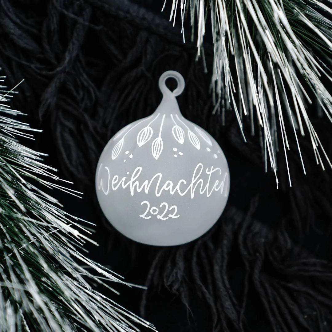 Sandgestrahlte Weihnachtskugel - individuell beschriftet