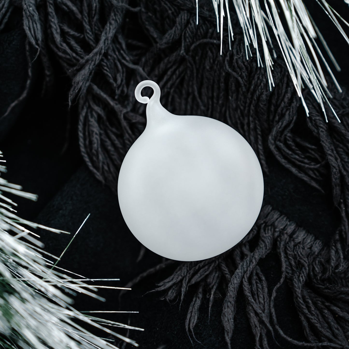 Sandgestrahlte Weihnachtskugel - mundgeblasenes Unikat