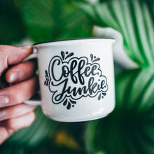 Lade das Bild in den Galerie-Viewer, Porzellan-Tasse &quot;Coffee Junkie!&quot; / Siebdruck, beidseitig
